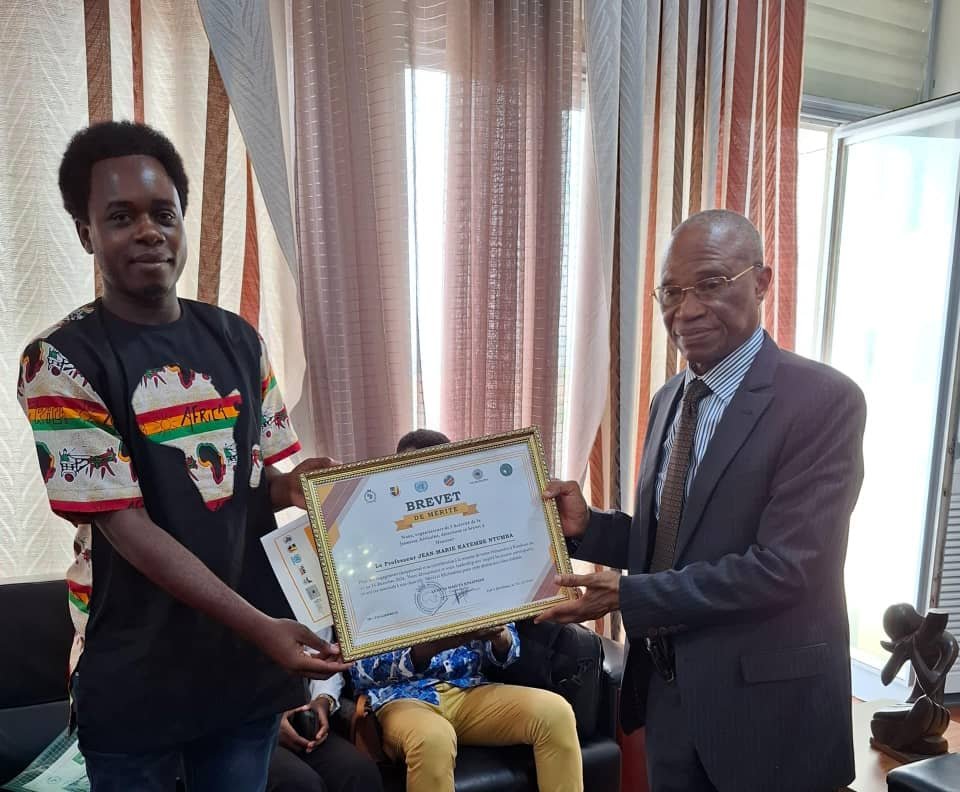 La cérémonie de remise de brevets de mérite au Professeur Jean-Marie Kayembe Ntumba