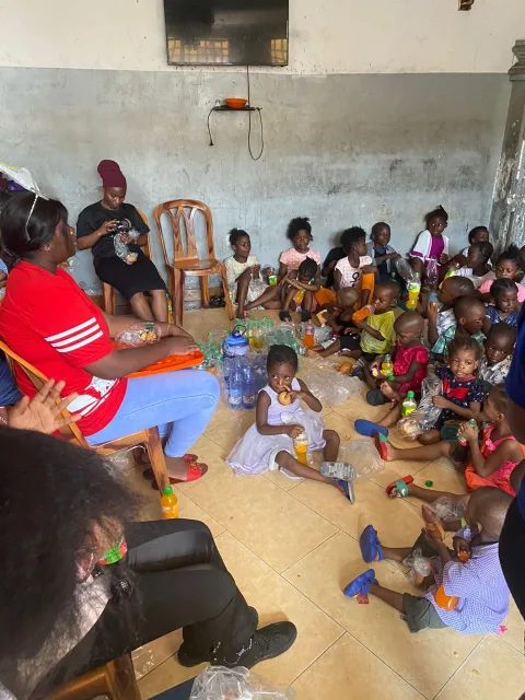 Jeunes participants à une activité humanitaire FIJADA